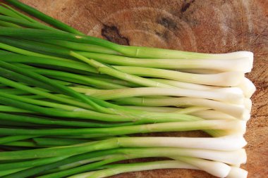 yeşil soğan ya da scallions ahşap zemin üzerinde