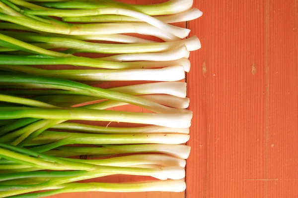 Cebolla de primavera sobre fondo de madera —  Fotos de Stock