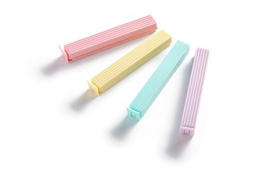 Beyaz arkaplanda plastik torba klipsleri, fotoğraf dizme