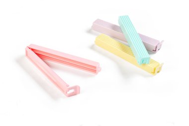 Beyaz arkaplanda plastik torba klipsleri, fotoğraf dizme
