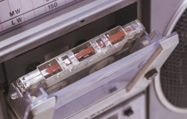 Manyetik bantlı bir ses kaseti eski bir teypte. Klasik filtrelenmiş eski tarz fotoğraf