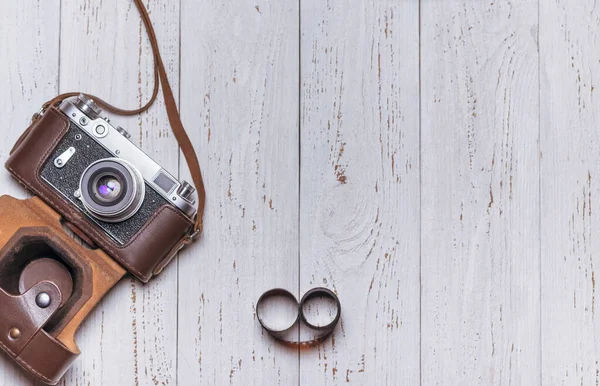 Old Retro Camera Leather Case Film White Boards Vintage Photo — Stock Photo, Image