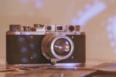 50 mm objektifli eski model bir kamera. Eski bir fotoğraf. Bulanık arkaplan