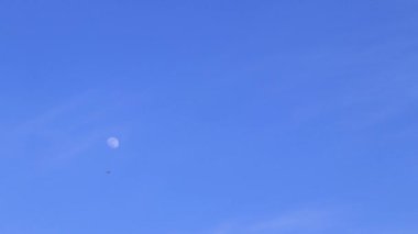 Ay mavi gökyüzünde ve rüzgar bulutları savuruyor. Zaman aşımı