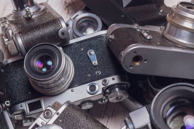 Diğerlerinin arasında mercek fişekleri olan eski bir retro kamera. Koleksiyon