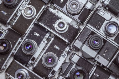 Eski retro kameralar birbirlerine çapraz olarak yalan söylerler. Vintage filtresi