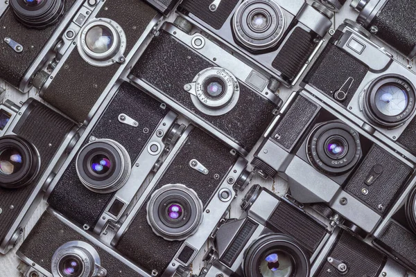 Старые Ретро Камеры Лежат Рядами Друг Другу Диагонали Винтажный Фильтр — стоковое фото