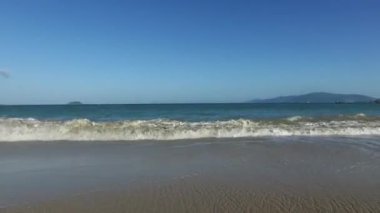 Deniz kıyısındaki kumu büyük bir dalga bile yıkamaz. Güneşli hava