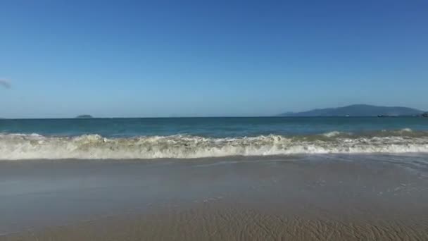 Большая Волна Смывает Песок Берегу Моря Солнечная Погода — стоковое видео