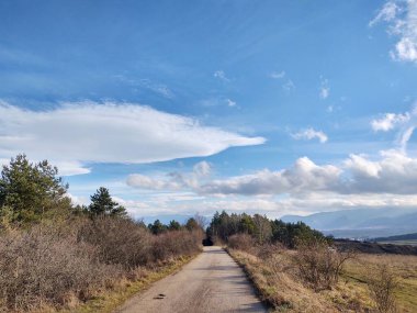 Dağlarda yolu olan güzel bir manzara.
