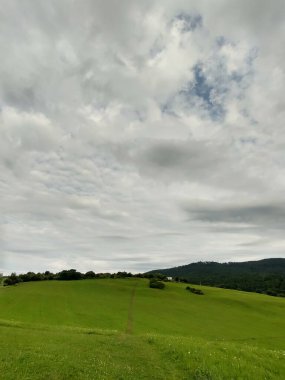 Bulutlu gökyüzünde güzel dağ manzarası