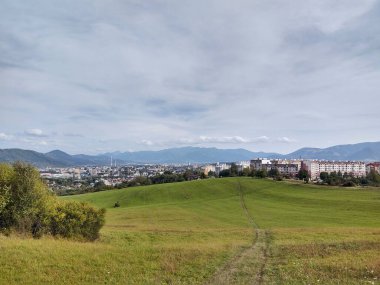 Arka planda şehir olan güzel dağ manzarası