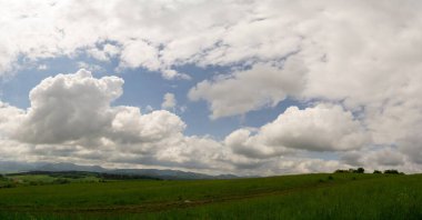 Bulutlu gökyüzünde güzel yeşil manzara