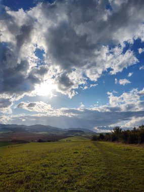 Gündüzleri güzel dağ manzarası