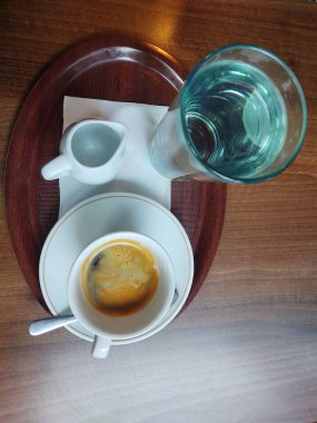 Bir fincan kahve ve bir bardak su.