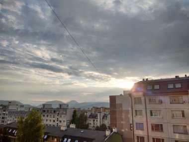 Gün batımında Avrupa şehri manzarası