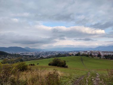 Arka planda şehir olan güzel dağ manzarası