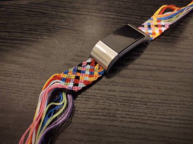 Ahşap masada el yapımı renkli bilezik.