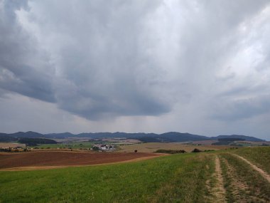 Tarlaları olan güzel dağ manzarası