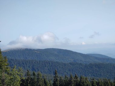 Dağlarla, doğa ve mavi gökyüzüyle güzel bir manzara.