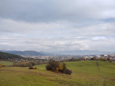 Arka planda şehir olan güzel dağ manzarası
