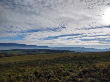 Tarlaları olan güzel dağ manzarası