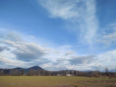 Dağları ve tarlaları olan güzel bir manzara.