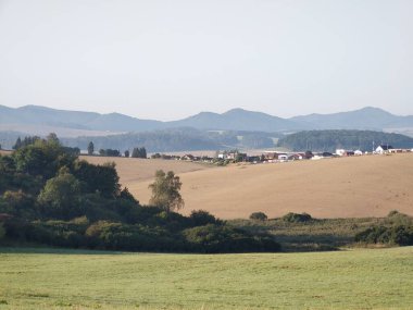 Tarlaları olan güzel dağ manzarası