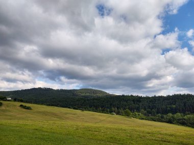 Bulutlu gökyüzünde tarlası olan güzel bir manzara.