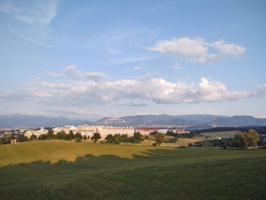 Arka planda şehir olan güzel dağ manzarası