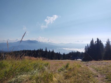 Dağlarla, doğa ve mavi gökyüzüyle güzel bir manzara.