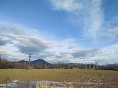 Dağları ve tarlaları olan güzel bir manzara.