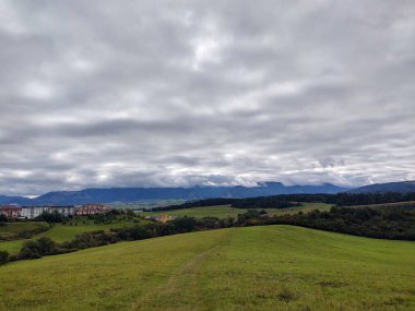 Arka planda şehir olan güzel dağ manzarası