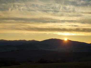 Gün batımında güzel dağ manzarası