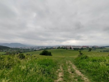 Arka planda şehir olan güzel dağ manzarası