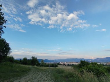 Arka planda şehir olan güzel dağ manzarası