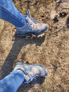 Yerdeki gölgeli insan ayakları