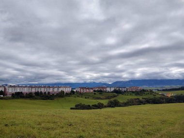Arka planda şehir olan güzel dağ manzarası
