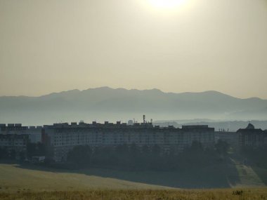 Arka planda şehir olan güzel dağ manzarası