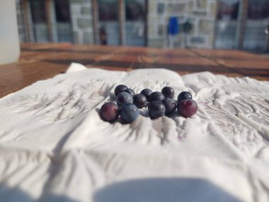 Peçetedeki yaban mersini, ahşap masada.