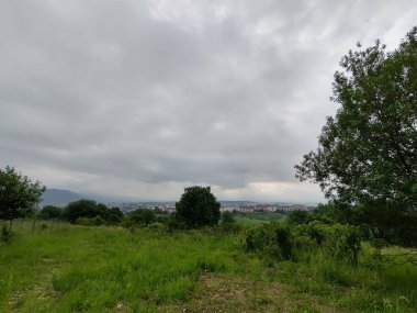 Arka planda şehir olan güzel dağ manzarası