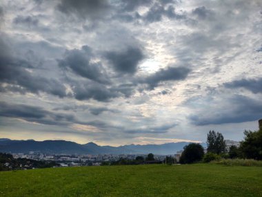 Arka planda şehir olan güzel dağ manzarası
