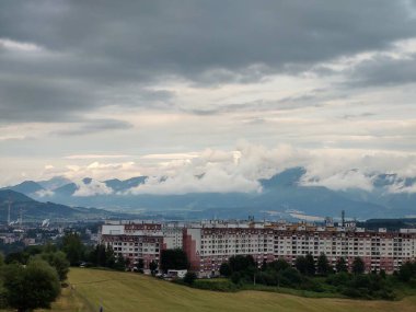 Avrupa 'da tarlası ve şehri olan güzel bir dağ manzarası.