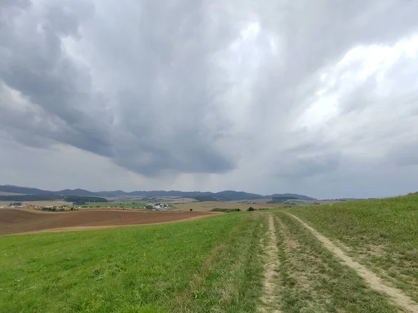 Vackert Bergslandskap Med Fält — Stockfoto