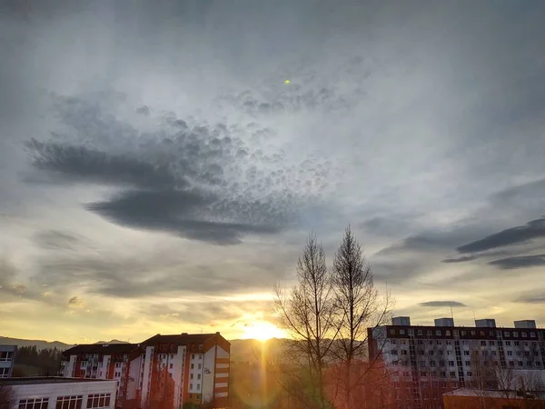 Prachtige Zonsondergang Boven Europese Stad — Stockfoto