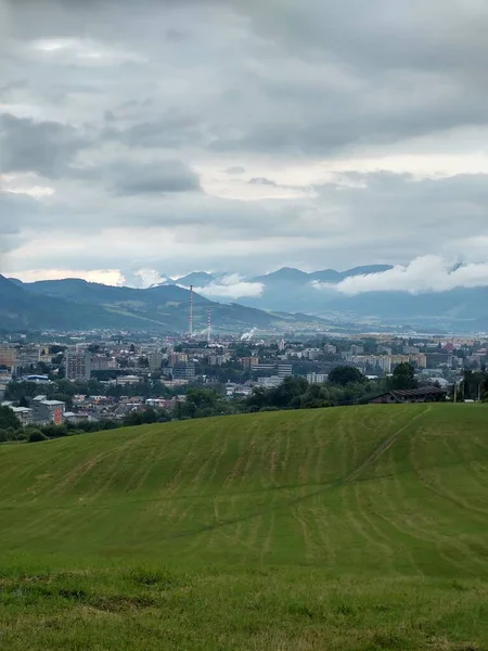 Hermoso Paisaje Montaña Con Ciudad Europea — Foto de Stock