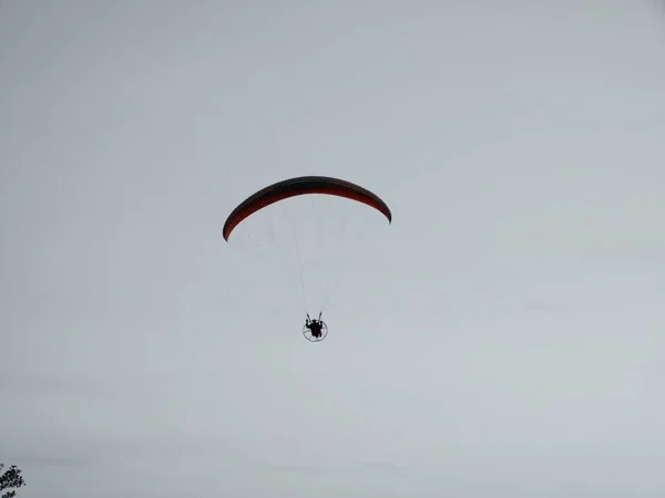 Parapente Voando Céu Fundo Natureza — Fotografia de Stock