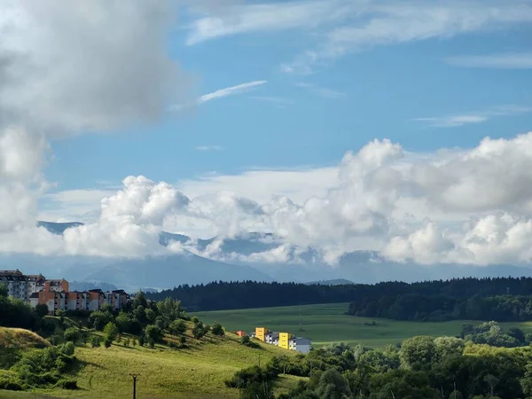 Arka Planda Şehir Olan Güzel Dağ Manzarası — Stok fotoğraf