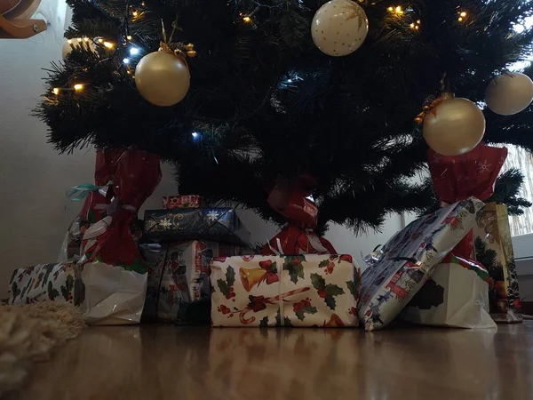 Árbol Navidad Con Regalos Juguetes Casa — Foto de Stock