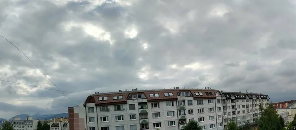 Kleurrijke Zonsondergang Zonsopgang Boven Gebouwen Stad Slowakije — Stockfoto